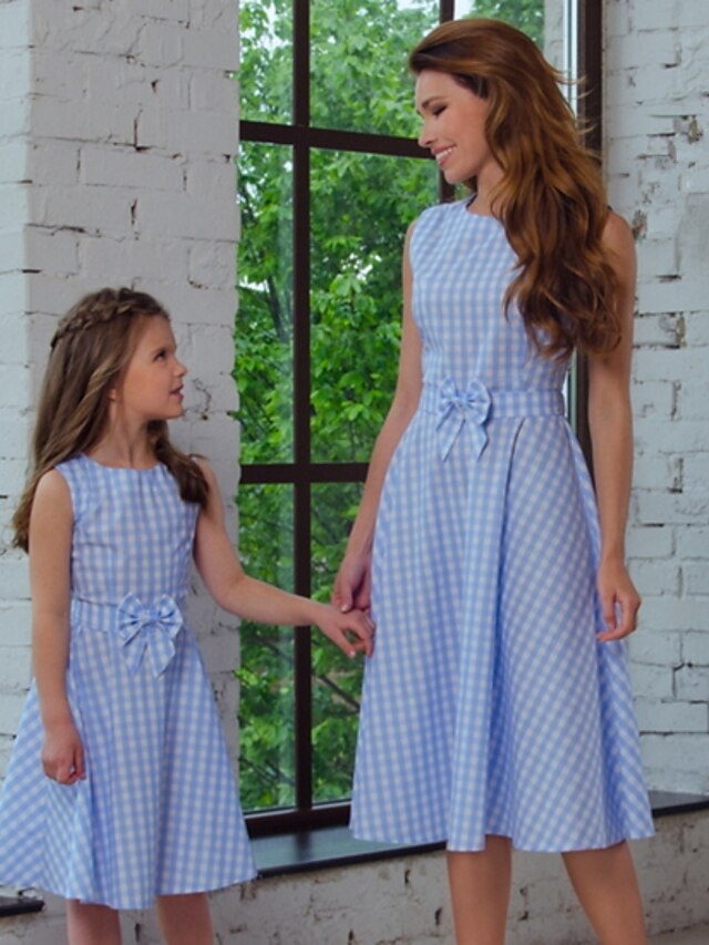  Mama und ich Kleid Gestreift Schleife Leicht Blau Midi Ärmellos Grundlegend Passende Outfits / Sommer