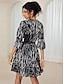 preiswerte Minikleider-Kurzes Kleid Satin Abstraktes Muster Vorne Binden Glockenärmel Vintage Hochzeit Sommer Frühling  Frauen