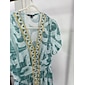 vestido midi con cuello en V y mangas abullonadas