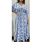 Vestido estampado azul estilo resort con cintura ajustada
